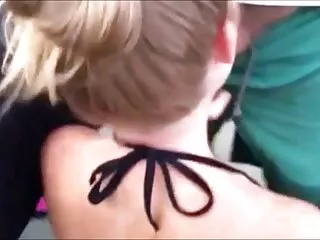 ცხელი წითური ვიოლინო ტრუსებში მის საწოლზე
