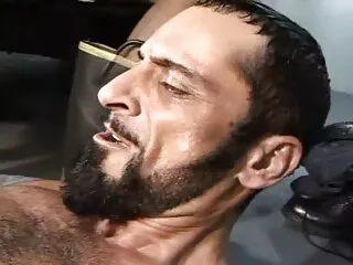 Hairy Gay Cub იღებს მამალი Anally