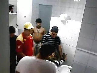 ცხელი დიასახლისი მიყვება და წოვს თავის შეყვარებულს